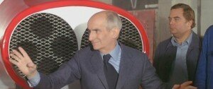 Луи де Фюнес в роли Гийома Добрей-Лаказа рекламирует свои чудо-машины