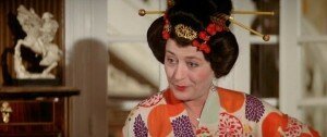 Бернадетта (Анни Жирардо) угощает японских коллег мужа