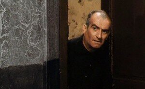 Герой (Луи де Фюнес) выглядывает на улицу. Никого! Можно выносить землю.